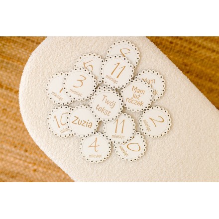 Metryczka z miesiącami dla dziecka 14 tabliczek do zdjęć FALBANKA - KSANTYNA.pl